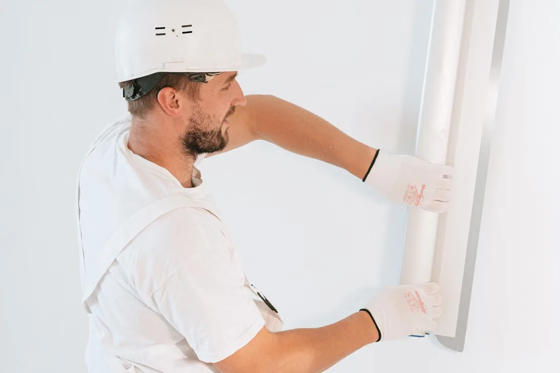 Artisan partenaire RGE realisant l'isolation d'un logement dans le Nord